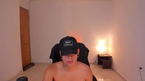 Snapshot of saenz_hotx chatting on 10.28.25 saenz_hotx online show from 10.28.25