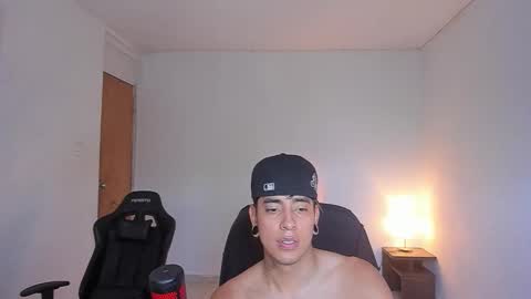 Snapshot of saenz_hotx chatting on 10.30.25 saenz_hotx online show from 10.30.25