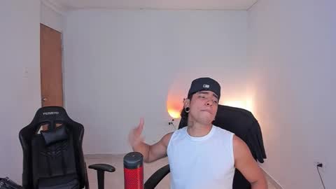 Snapshot of saenz_hotx chatting on 11.01.25 saenz_hotx online show from 11.01.25