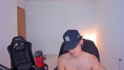 Snapshot of saenz_hotx chatting on 11.04.25 saenz_hotx online show from 11.04.25