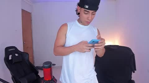 Snapshot of saenz_hotx chatting on 11.08.25 saenz_hotx online show from 11.08.25