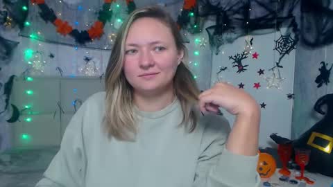 Snapshot of sallyverda chatting on 10.24.25 Sally online show from 10.24.25