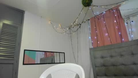 Snapshot of salome_domi chatting on 01.28.25 salome online show from 01.28.25