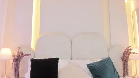 Snapshot of salomebell chatting on 09.15.25   online show from 09.15.25