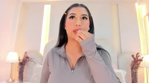 Snapshot of salomebell chatting on 10.01.25   online show from 10.01.25