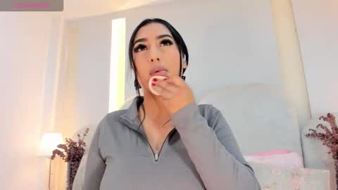 Snapshot of salomebell chatting on 10.28.25   online show from 10.28.25