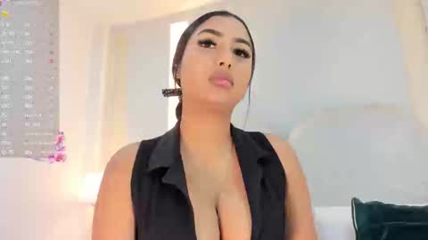 Snapshot of salomebell chatting on 10.30.25   online show from 10.30.25