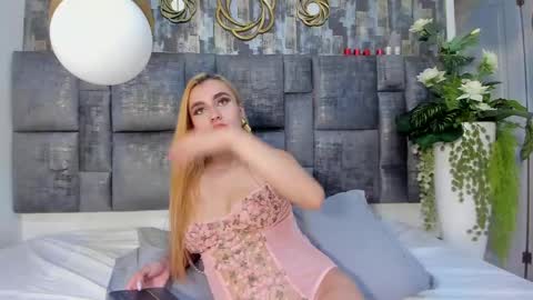 Snapshot of salomelarzon chatting on 04.22.26 Salome Larzon online show from 04.22.26