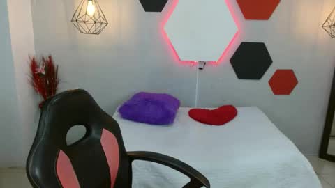 Snapshot of salomeswet chatting on 01.03.25 martina online show from 01.03.25