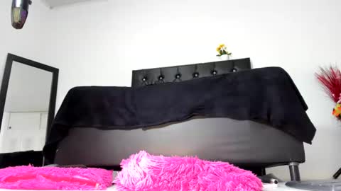Snapshot of salomeswet chatting on 06.25.26 martina online show from 06.25.26
