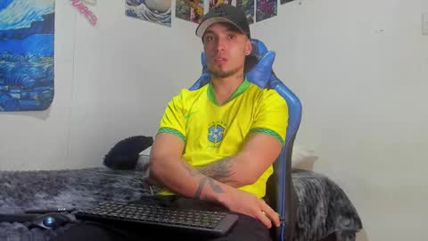 Snapshot of salvatore_dereck chatting on 10.18.25   online show from 10.18.25