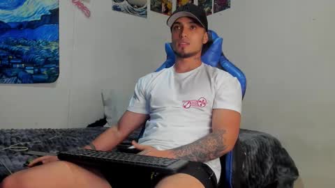 Snapshot of salvatore_dereck chatting on 10.22.25   online show from 10.22.25