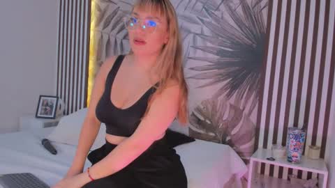 Snapshot of samaantha_white_ chatting on 10.20.25 Samaantha online show from 10.20.25