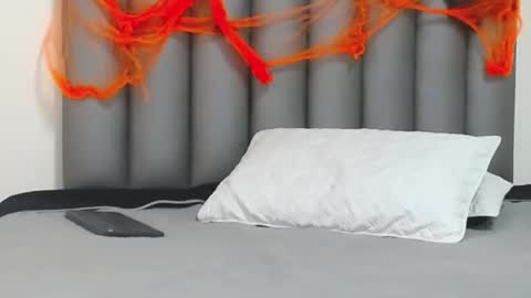 samantha_scottt online show from 10.23.25