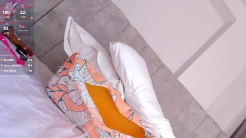 Snapshot of samanthaheinz chatting on 01.08.25 V A N E S S A online show from 01.08.25
