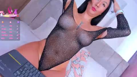 Snapshot of samanthaheinz chatting on 03.12.25 V A N E S S A online show from 03.12.25