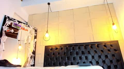 Snapshot of samanthamilan chatting on 10.30.25 Alejandra  online show from 10.30.25