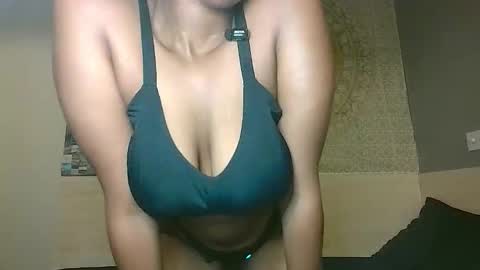 Snapshot of sami_brown chatting on 10.21.25 Sami online show from 10.21.25