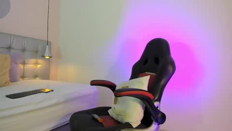 Axel online show from 02.21.25