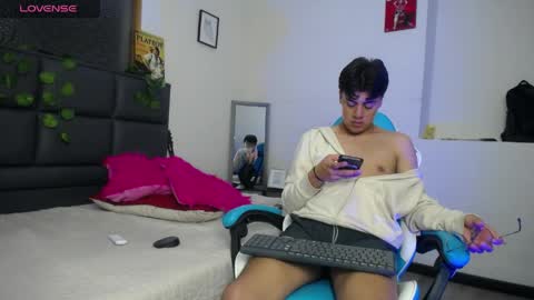 Snapshot of samuel_dark chatting on 04.11.26 samuel_dark online show from 04.11.26