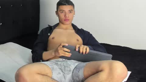 Snapshot of samuelholt chatting on 10.03.25 Samuel online show from 10.03.25