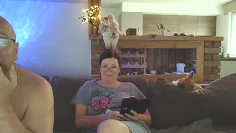 Snapshot of sanroom chatting on 11.30.25 sanroom online show from 11.30.25