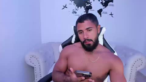 Snapshot of santiago_huntt chatting on 09.22.25 santiago_huntt online show from 09.22.25