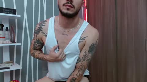 Snapshot of santti_torres chatting on 11.05.25 Santy Torres online show from 11.05.25