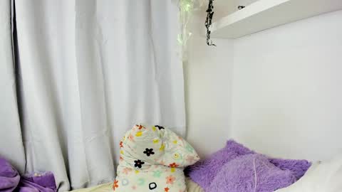 Snapshot of santy_kitty chatting on 12.23.24 kitty online show from 12.23.24