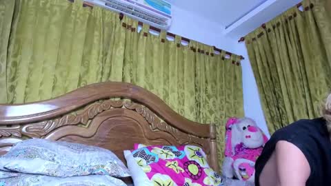 Snapshot of santy_kitty chatting on 12.30.24 kitty online show from 12.30.24