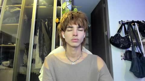 Snapshot of santy_kitty chatting on 01.27.25 kitty online show from 01.27.25