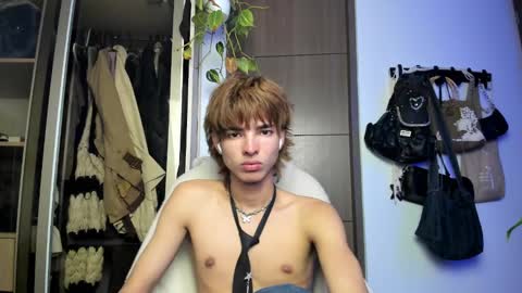 Snapshot of santy_kitty chatting on 01.30.25 kitty online show from 01.30.25