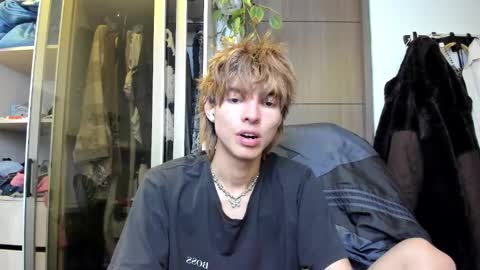 Snapshot of santy_kitty chatting on 02.16.25 kitty online show from 02.16.25