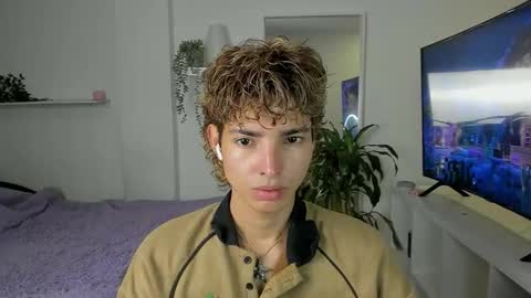 Snapshot of santy_kitty chatting on 09.23.25 kitty online show from 09.23.25