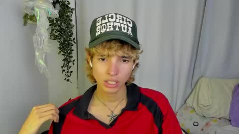 Snapshot of santy_kitty chatting on 10.06.25 kitty online show from 10.06.25