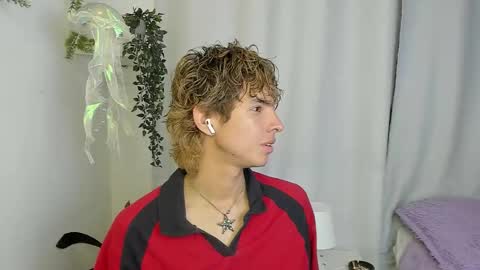 Snapshot of santy_kitty chatting on 10.08.25 kitty online show from 10.08.25