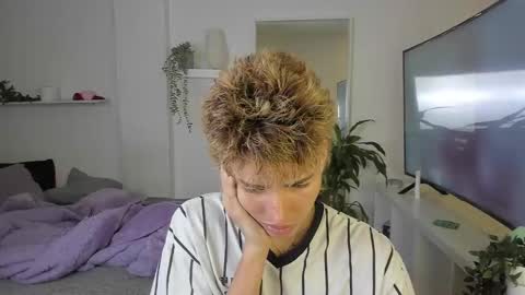 Snapshot of santy_kitty chatting on 10.28.25 kitty online show from 10.28.25