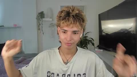 Snapshot of santy_kitty chatting on 10.30.25 kitty online show from 10.30.25