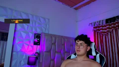 Snapshot of santyago_taylor chatting on 03.11.25 Santyago online show from 03.11.25