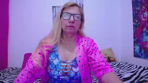 Snapshot of sara211 chatting on 01.04.25 sara online show from 01.04.25