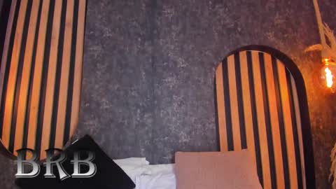 sara__jones_ online show from 12.31.24