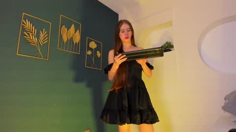 sara__jones_ online show from 01.22.25