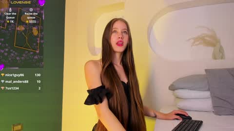 sara__jones_ online show from 01.22.25
