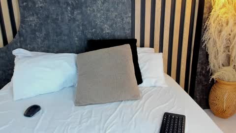 sara__jones_ online show from 01.24.25