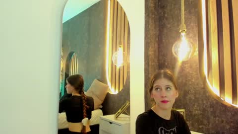 sara__jones_ online show from 01.27.25