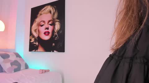sara__jones_ online show from 02.11.25