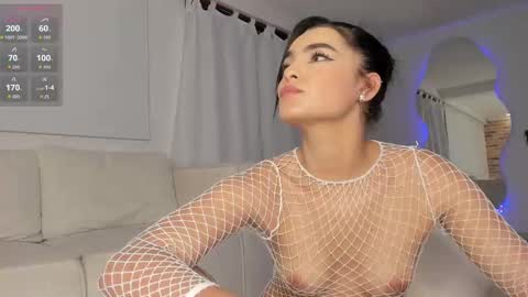 Snapshot of sara_evans01 chatting on 11.23.25 sara online show from 11.23.25