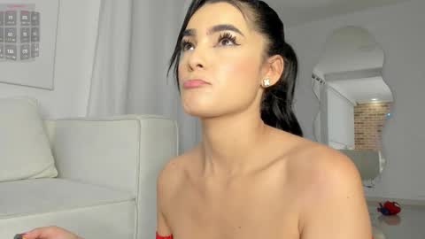 Snapshot of sara_evans01 chatting on 01.12.26 sara online show from 01.12.26