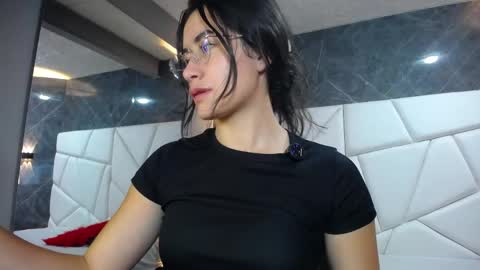 Snapshot of sara_hoffman_4 chatting on 05.18.26 Sara online show from 05.18.26
