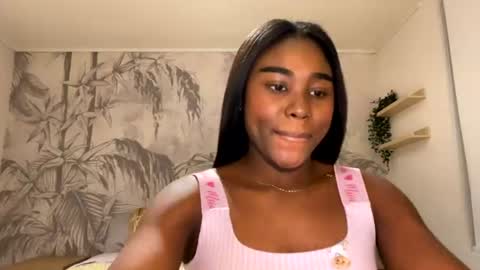 Snapshot of sara_muscle chatting on 06.18.26 Sara online show from 06.18.26